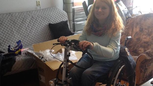 Katarzyna Bierzanowska na wózku ze specjalnym "piątym kołem"