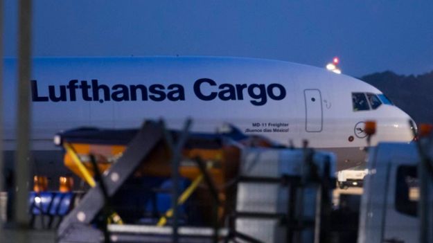 Pierwszy samolot wylądował we wtorek późnym wieczorem na lotnisku w Duesseldorfie