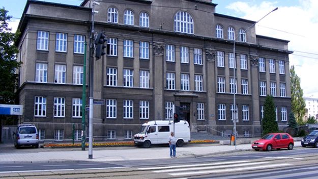 Za użytkowanie budynku VIII LO miasto zapłaciło kurii 4,5 mln zł odszkodowania oraz musiało znaleźć nową siedzibę dla szkoły.
