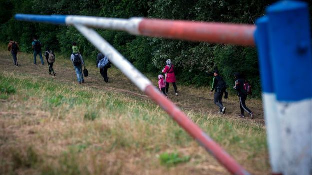 Imigranci z Syrii na granicy z Węgrami