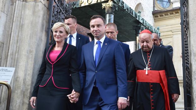 Prezydent Andrzej Duda z małżonką Agatą Kornhauser-Dudą w towarzystwie kard. Stanisława Dziwisza