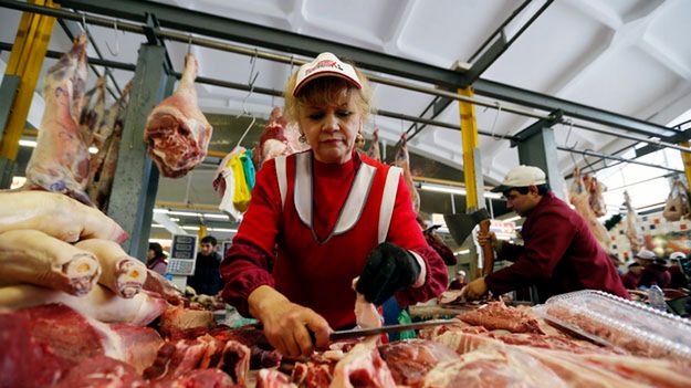 Stoisko z mięsem na bazarze w Moskwie