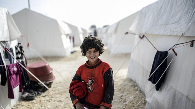 Pochodząca z Syrii kurdyjska dziewczyna w obozie dla uchodźców w Turcji