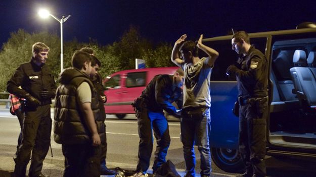 Niemiecka policja kontroluje imigrantów koło miasta Freilassing.