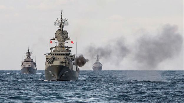 Fregata HMAS Perth (na pierwszym planie) w czasie manewrów morskich