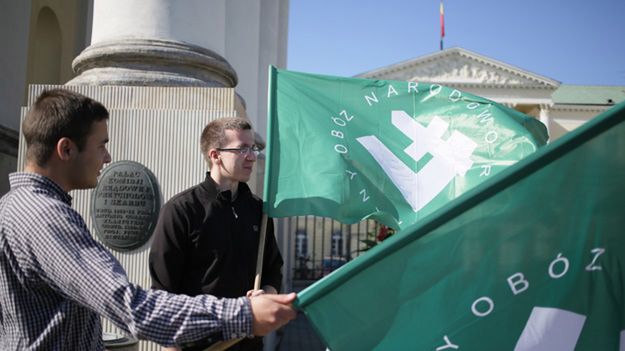 Przedstawiciele Obozu Narodowo-Radykalnego przed warszawskim Ratuszem
