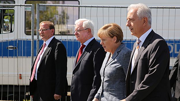 Juergen Opitz, Rudolf Seiters z Niemieckiego Czerwonego Krzyża, Angela Merkel i Stanislaw Tillich