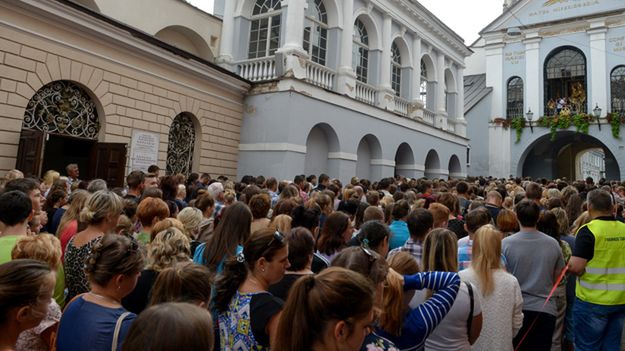 Uczniowie polskich szkół na Litwie wraz z rodzicami uczestniczyli w mszy przed Kaplicą Ostrobramską w Wilnie