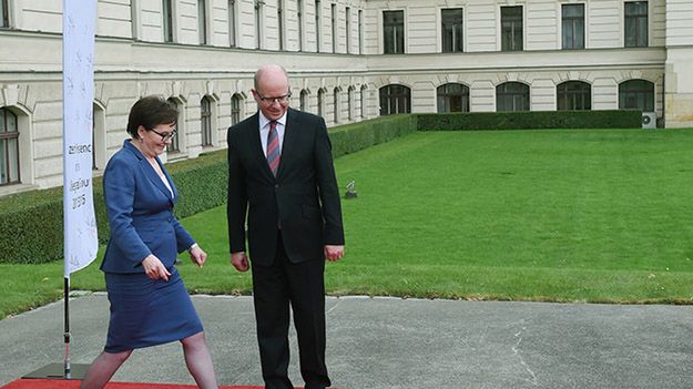 Ewa Kopacz i premier Czech Bohuslav Sobotka przed wspólnym zdjęciem na spotkaniu Grupy Wyszehradzkiej