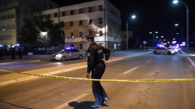 Kosowski policjant w pobliżu budynku parlamentu, który został on ostrzelany