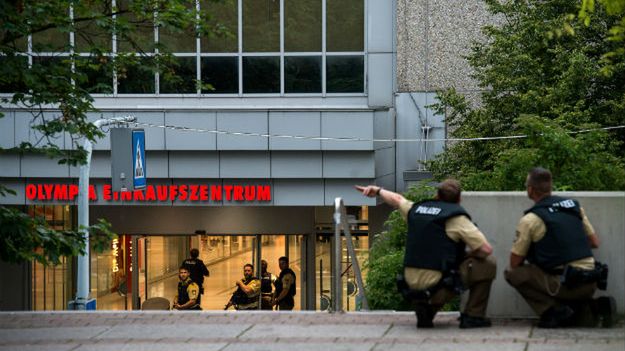 Policjanci w centrum handlowym Olympia w Monachium, gdzie doszło do strzelaniny