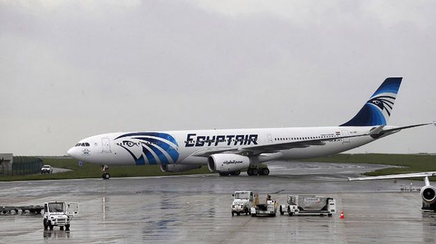 Airbus A320 EgyptAir na lotnisku Charlesa De Gaulle''a pod Paryżem