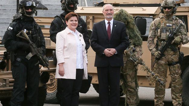 Premier Beata Szydło i minister obrony narodowej Antoni Macierewicz