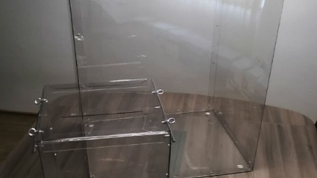 Projekty przezroczystych urn wyborczych zaprezentowane przez Państwową Komisję Wyborczą