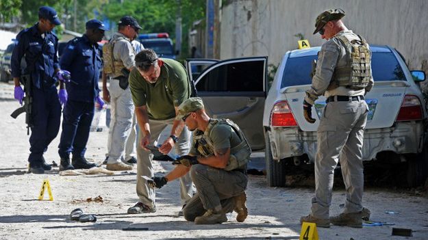 Śledczy badają miejsce, w którym doszło do zamachu bombowego na somalijską dziennikarkę