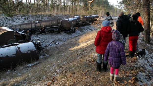 Wykolejone wagony dzień po wypadku.