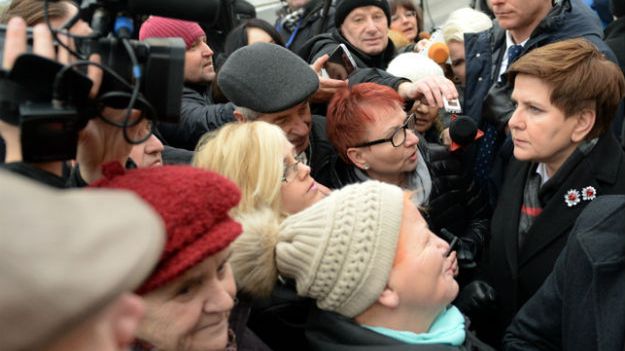 Premier Beata Szydło przed budynkiem NZPOZ "Południe" w Radomiu