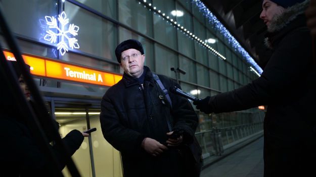 Rosyjski dziennikarz Leonid Swiridow rozmawia z dziennikarzami na warszawskim lotnisku Okęcie