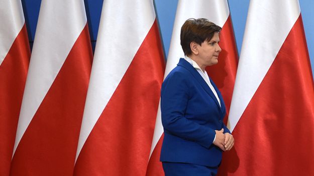 Premier zdecydowała o usunięciu flag UE i podczas konferencji prezentuje się jedynie na tle polskich barw narodowych.