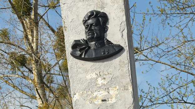 Zdewastowany pomnik generała Armii Czerwonej Iwana Czerniachowskiego w Pieniężnie