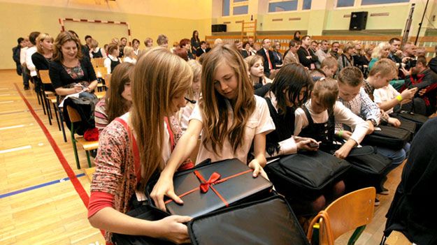 Przekazanie uczniom laptopów, zakupionych w ramach programu "Cyfrowa szkoła"