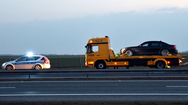 Limuzyna, która podróżował prezydent Andrzej Duda, wydobywana z rowu autostrady A4.
