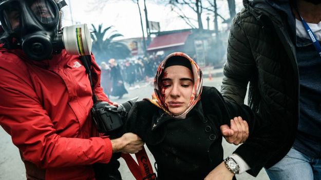 Jedna z ofiar policji w czasie demonstracji pod redakcją "Zaman" w Ankarze