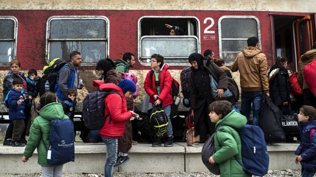 Uchodźcy na stacji kolejowej na granicy grecko-macedońskiej.