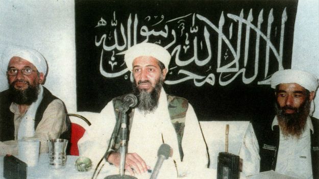 Osama bin-Laden (pośrodku), zdjęcie z 2001 roku