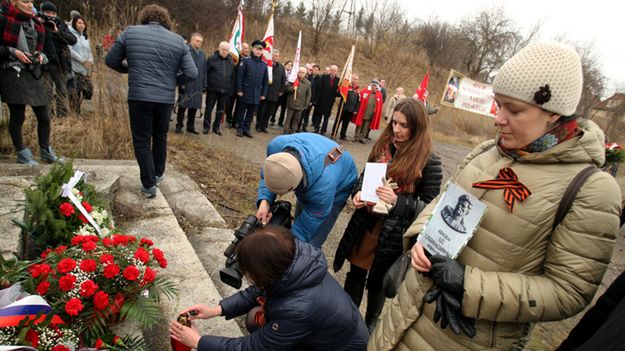Uroczystości pod pomnikiem Iwana Czerniachowskiego w Pieniężnie.