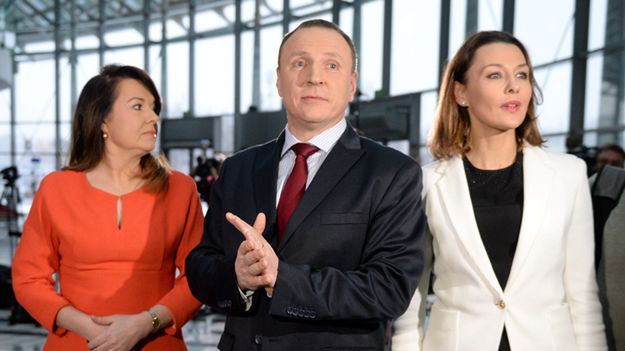 Dziennikarki Danuta Holecka i Anna Popek oraz prezes TVP Jacek Kurski podczas konferencji prasowej w dniu 8 stycznia 2016 roku.
