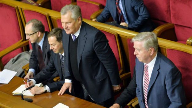 Aleksander Kwaśniewski i Pat Cox (z prawej) w ukraińskim parlamencie - listopad 2013 r.
