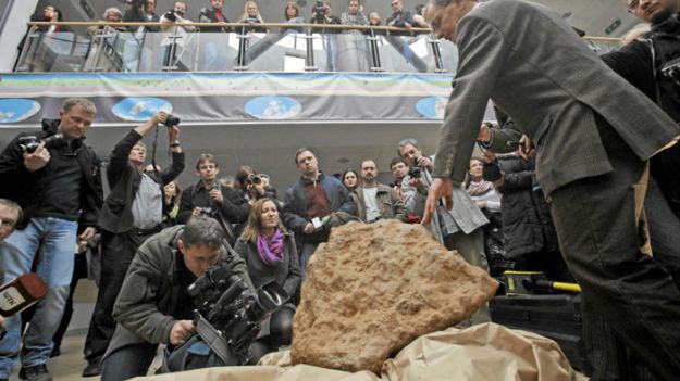 Prof. Andrzej Muszyński podczas prezentacji największego w Polsce meteorytu (Morasko)