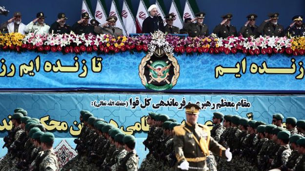 Prezydent Iranu Hasan Rowhani przyjmujący defiladę wojsk w Teheranie