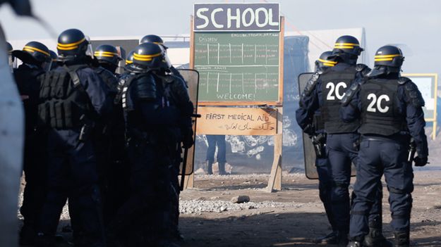 Oddziały policji w obozie w Calais.