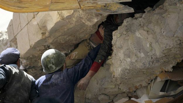 Ratownicy poszukują ofiar saudyjskiego nalotu na siedzibę policji w Sanie, styczeń 2016 r.