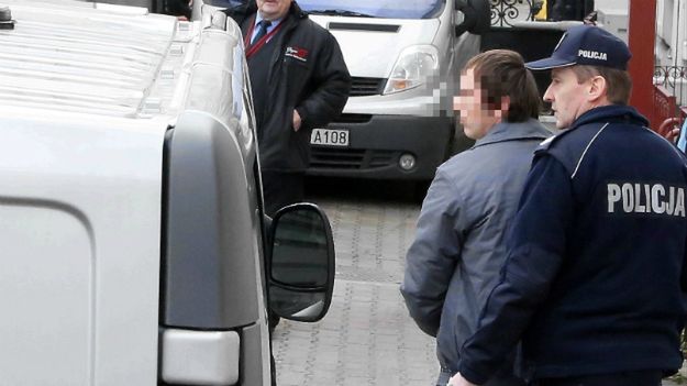 Bartosz N. doprowadzany przez policję na przesłuchanie w płockiej Prokuraturze Okręgowej