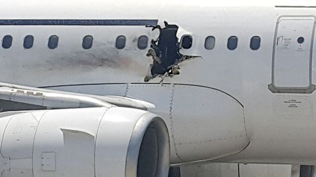 Uszkodzony kadłub samolotu Daallo Airlines.