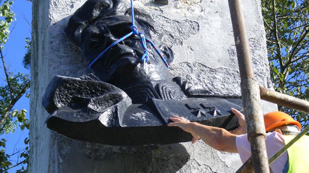 Demontaż pomnika generała Iwana Czerniachowskiego w Pieniężnie.