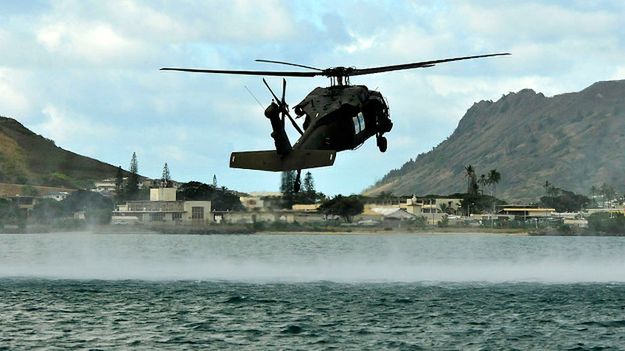 Amerykański UH-60 Black Hawk w pobliżu Marine Corps Air Station Kaneohe Bay na Hawajach.