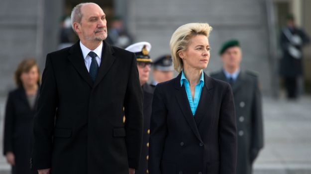 Szefowa niemieckiego MON Ursula von der Leyen (P) i minister obrony narodowej Antoni Macierewicz (L)