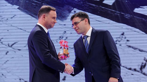 Prezydent Andrzej Duda odbiera nagrodę z rąk redaktora naczelnego "W Sieci" Jacka Karnowskiego