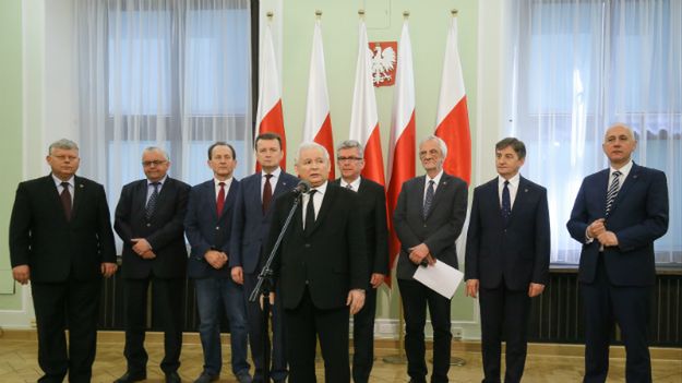 Prezes PiS Jarosław Kaczyński podczas konferencji prasowej, w sprawie powołania Komitetu Budowy Dwóch Pomników