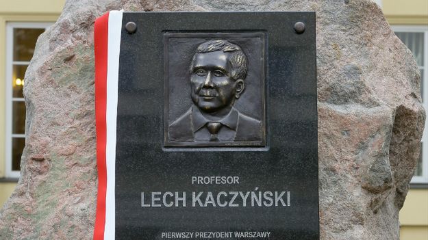 Tablica poświęcona śp. prezydentowi Lechowi Kaczyńskiemu na dziedzińcu Mazowieckiego Urzędu Wojewódzkiego w Warszawie