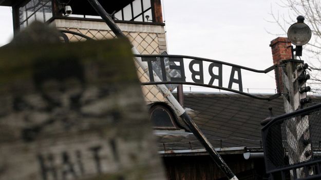 Brama dawnego hitlerowskiego obozu KL Auschwitz-Birkenau