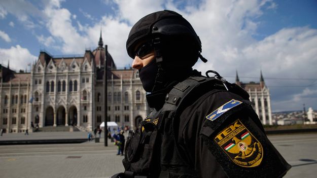 Patrol węgierskich służb przed budynkiem parlamentu w Budapeszcie po zamachach w Belgii.