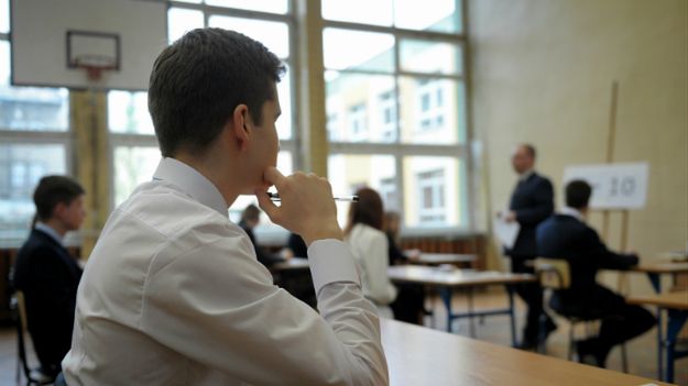 Uczniowie klas III Gimnazjum nr 3 w Przemyślu na chwilę przed rozpoczęciem egzaminu gimnazjalnego