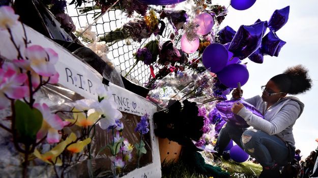 Fani składają kwiaty przed domem artysty