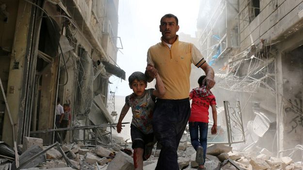 Mieszkańcy Aleppo w zniszczonej po ostrzale dzielnicy.