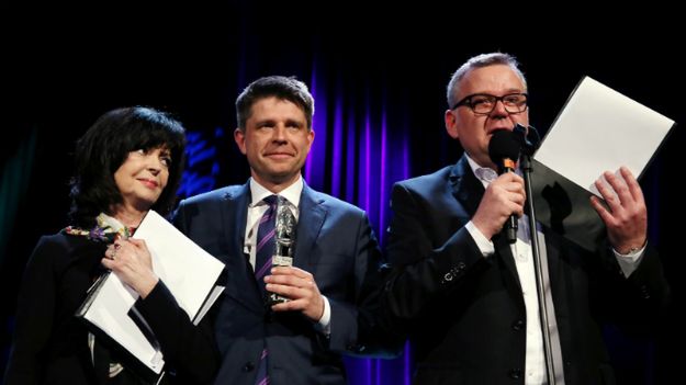 Ryszard Petru (w środku) oraz prowadzący galę Beata Michniewicz i Artur Andrus